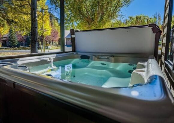Hot tub, fireplace, king bed, A+ location!