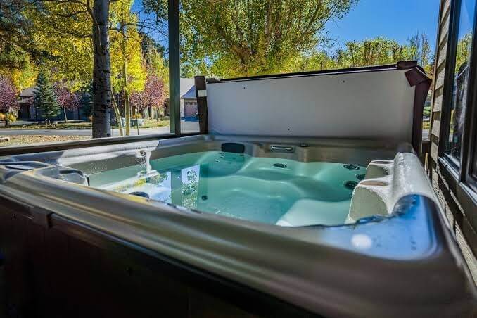 Hot tub, fireplace, king bed, A+ location!