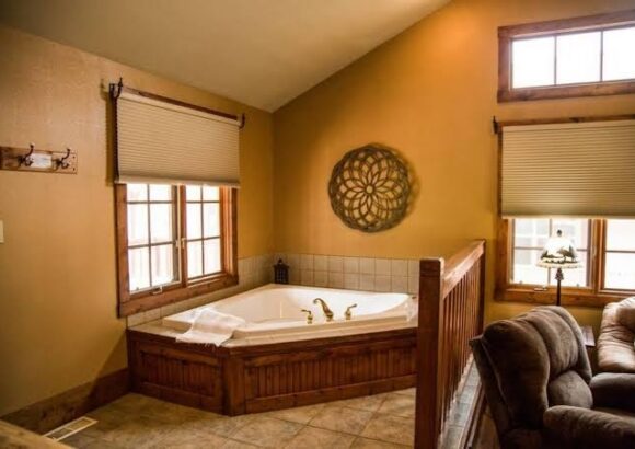 Mummy Mountain Suite. Cozy suite with fireplace and jacuzzi tub.
