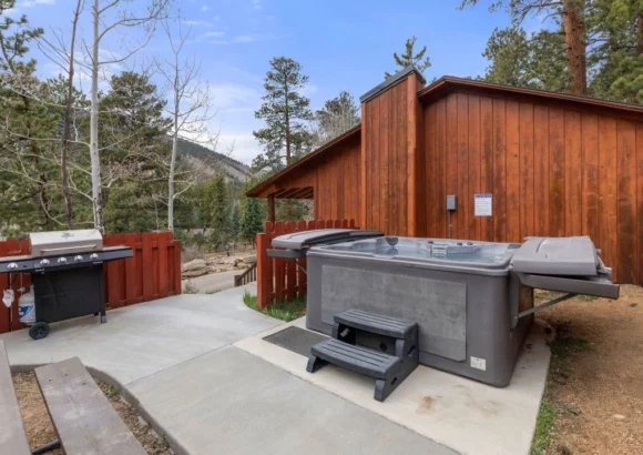 Cabin 2- Two BR Cabin w Hot Tub