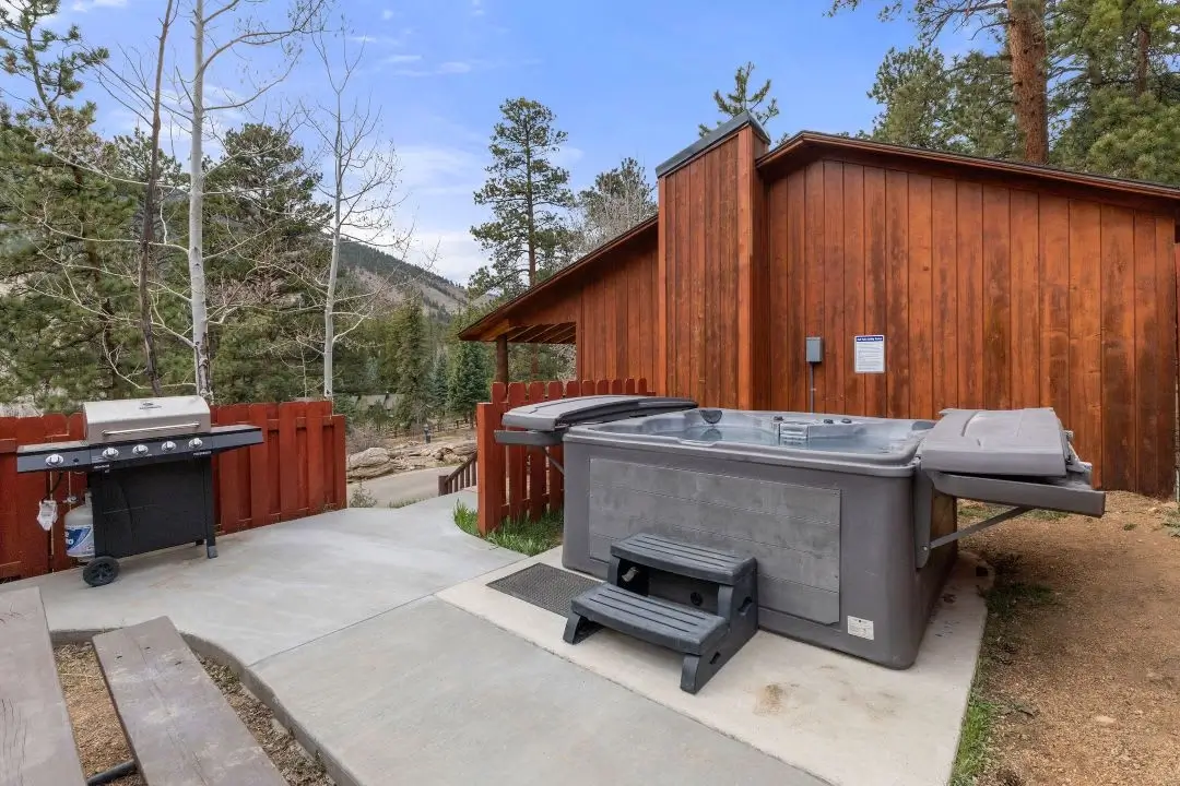 Cabin 2- Two BR Cabin w Hot Tub