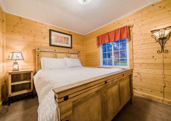 Dog friendly cottage near downtown & National Park