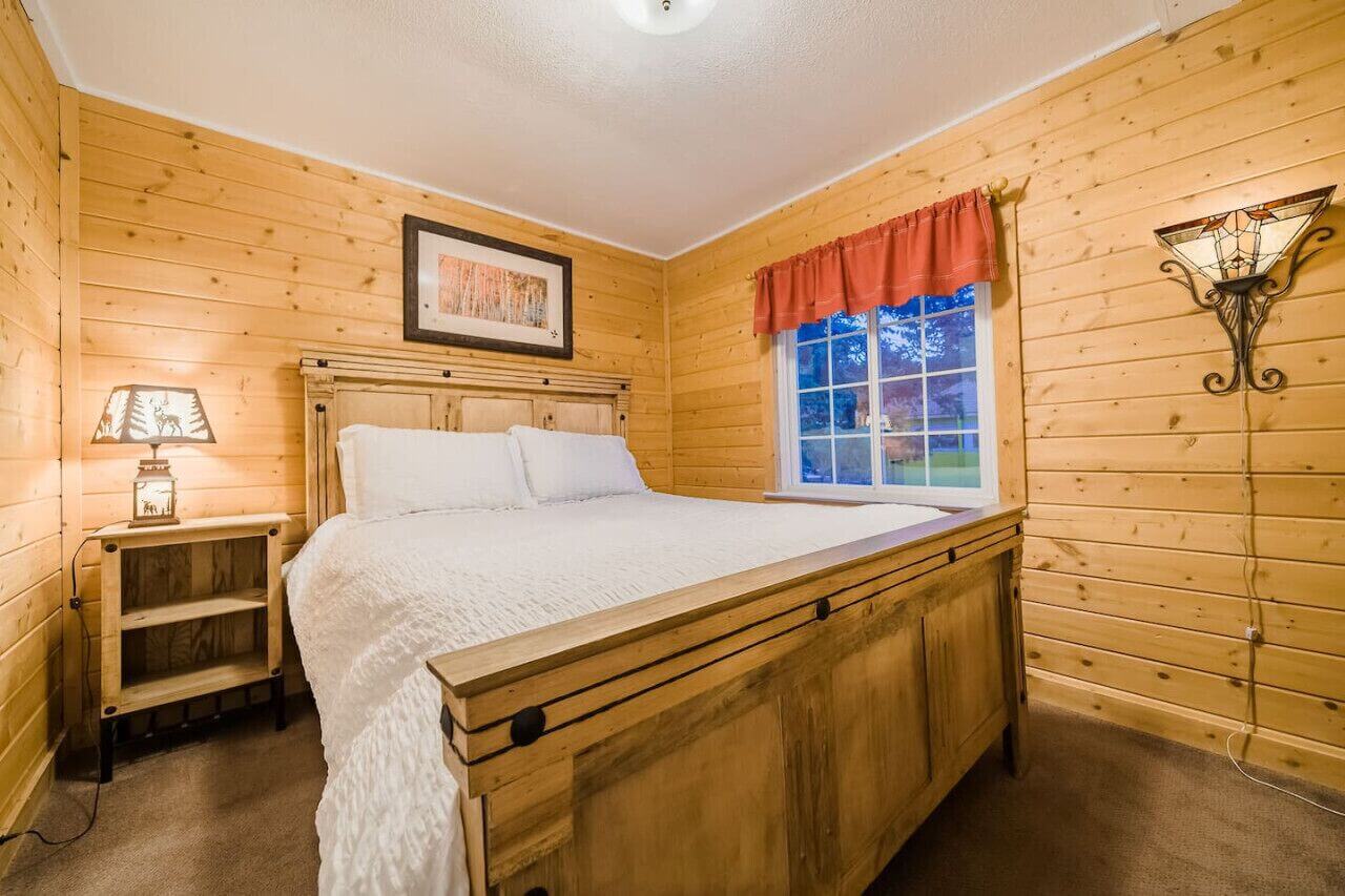 Dog friendly cottage near downtown & National Park