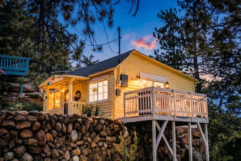 Downtown Cabin on Quiet Hilltop. Airy Deck & Views