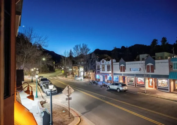Downtown Luxury Loft- Enjoy the Mountains in the Heart of Downtown Estes Park