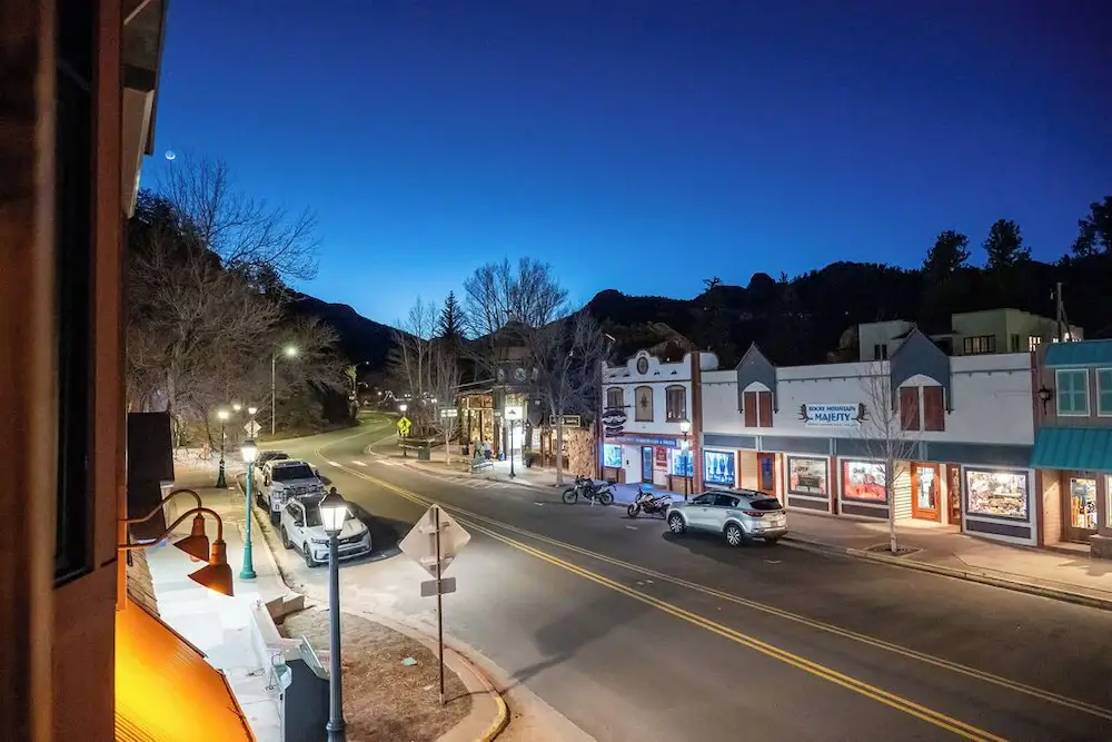 Downtown Luxury Loft- Enjoy the Mountains in the Heart of Downtown Estes Park