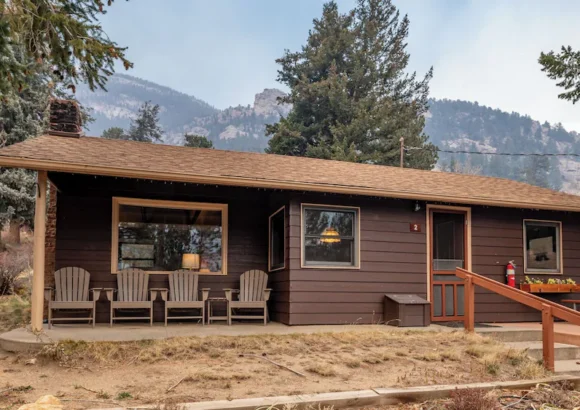 Glorious, dog friendly, 2 bedroom cabin with great views close to RMNP!