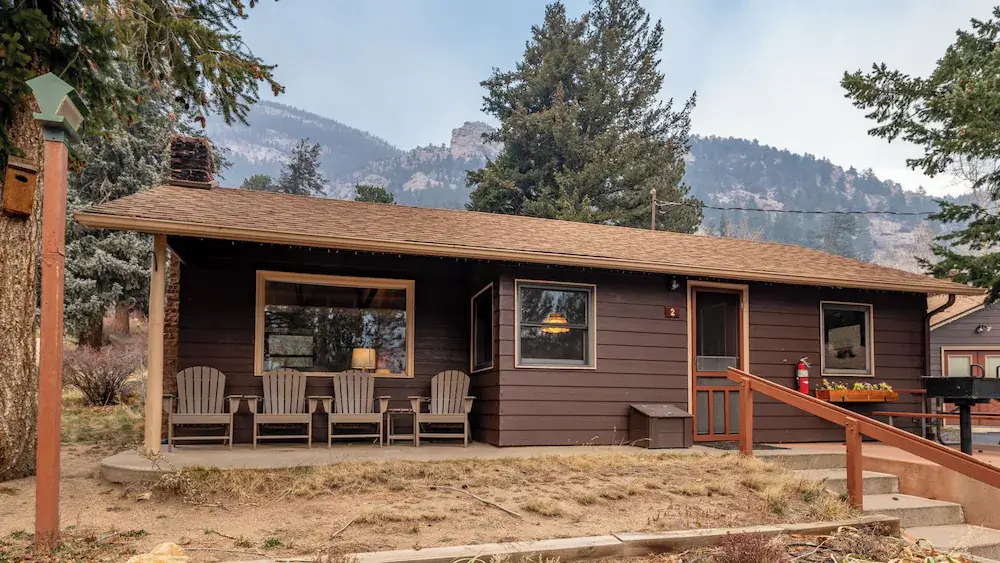 Glorious, dog friendly, 2 bedroom cabin with great views close to RMNP!