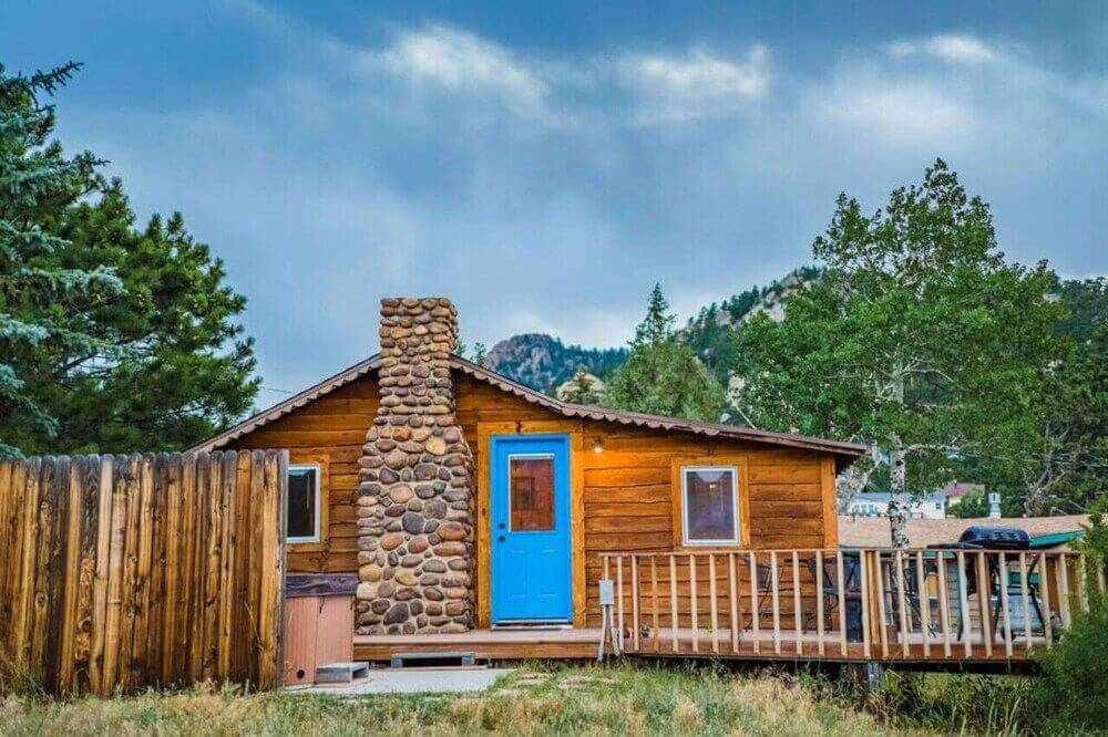 Historic 1br downtown cabin with hot tub and views