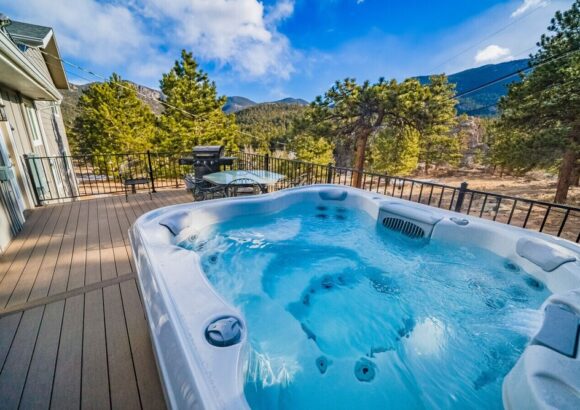 Hot Tub! Amazing views, K bed, BBQ, near town & Park