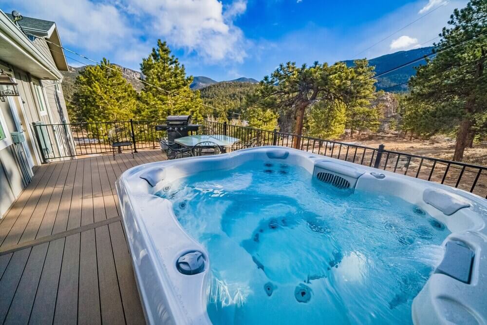 Hot Tub! Amazing views, K bed, BBQ, near town & Park