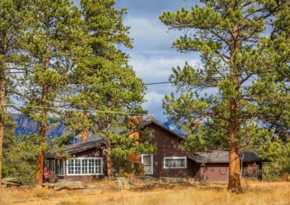 Hot Tub & Fireplace in 1925 Cabin, Minutes to RMNP