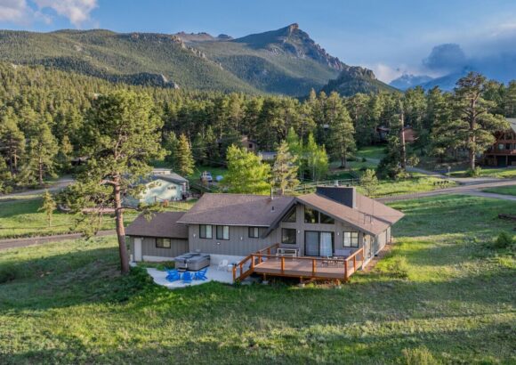 King & Q beds, views, hot tub, deck, grill