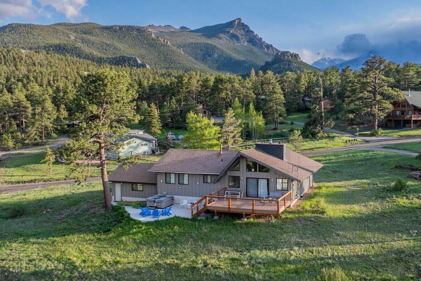 King & Q beds, views, hot tub, deck, grill