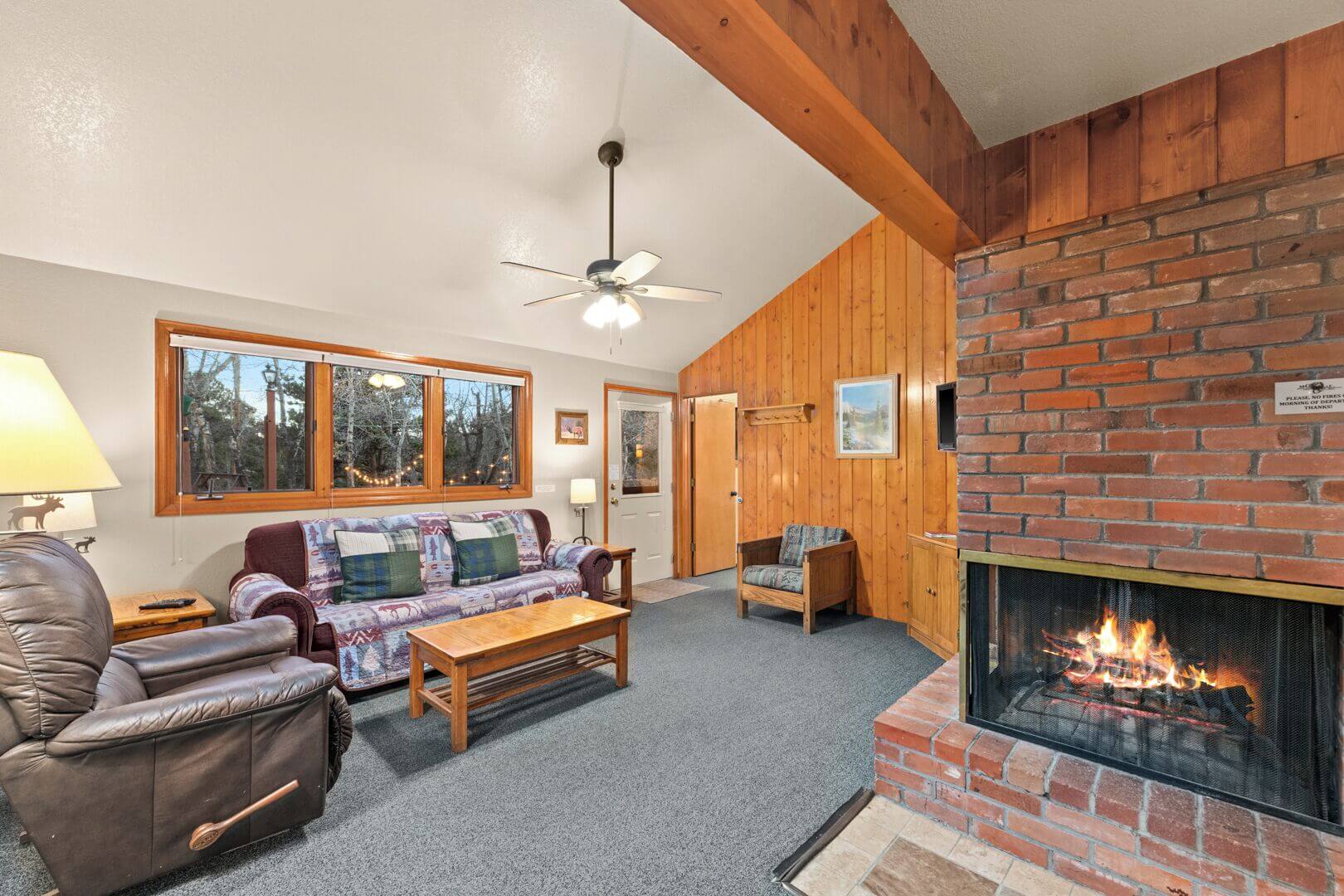 Large comfortable cabin, sleeps up to 8, very close to RMNP! Wildlife galore!