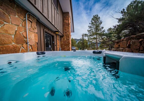 Longs Peak Views, Game Room, Fireplaces. Sleeps 12