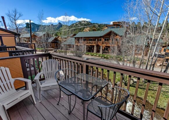 Murphy’s River Lodge – Queen Room with Two Queen Beds with River View 2