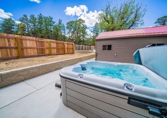 New cabin w/ hot tub, fireplace near National Park
