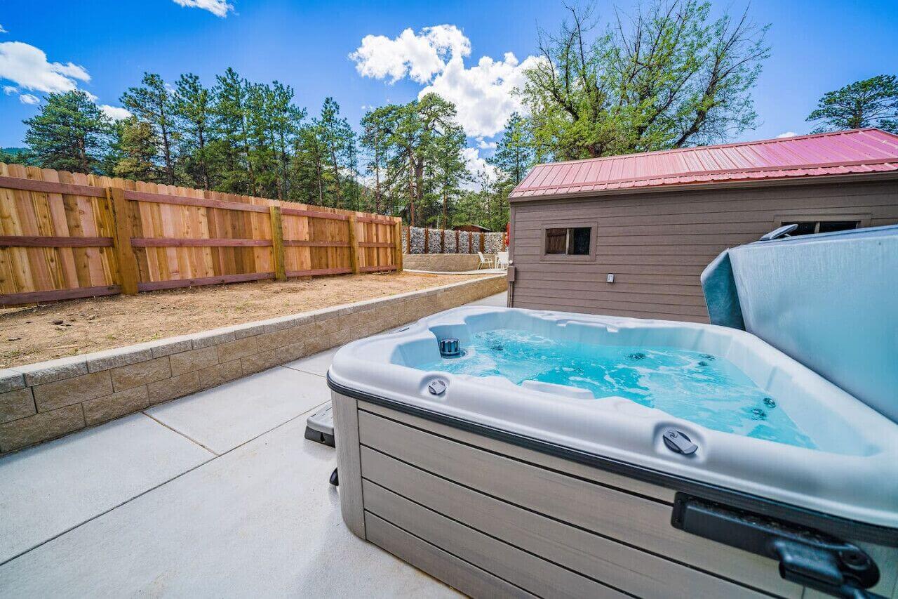 New cabin w/ hot tub, fireplace near National Park