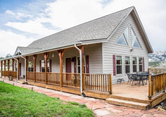 Old Man Mountain Lodge. Charming family-friendly mountain lodge with Jacuzzi. Dogs Welcome.