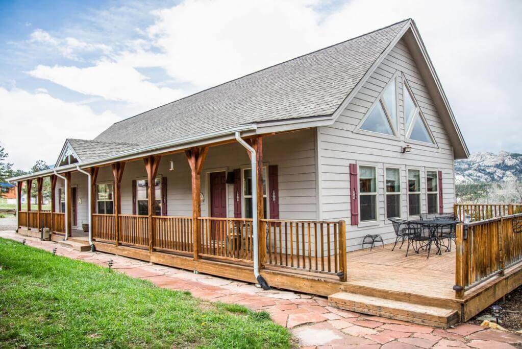 Old Man Mountain Lodge. Charming family-friendly mountain lodge with Jacuzzi. Dogs Welcome.