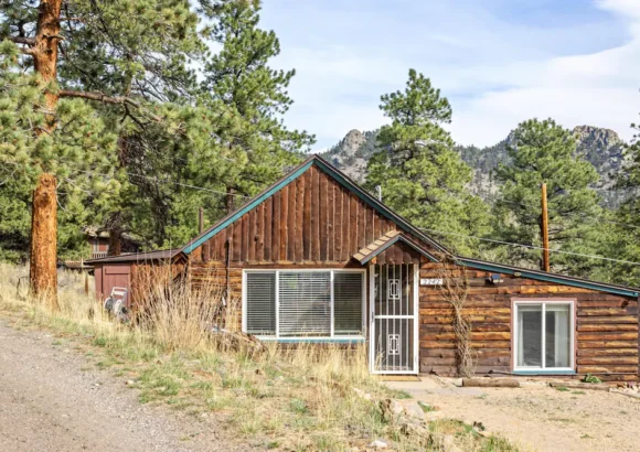 Pine Nook Cabin- 2-Bedroom Cabin with Beautiful Mountain Views in Estes Park
