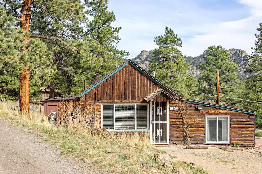 Pine Nook Cabin- 2-Bedroom Cabin with Beautiful Mountain Views in Estes Park