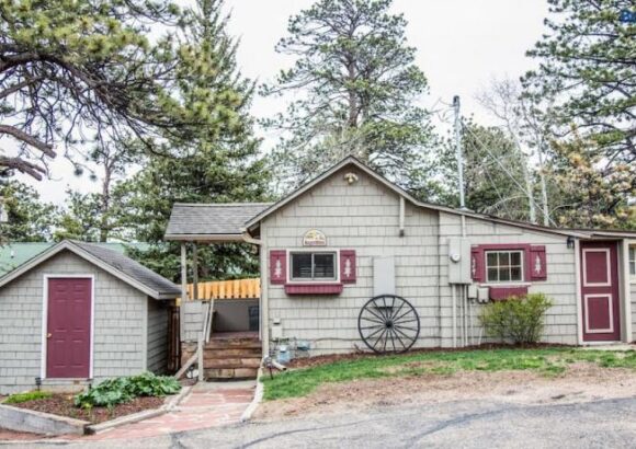 Prospect Miners Cabin. Cozy cabin with full kitchen. Dogs OK.