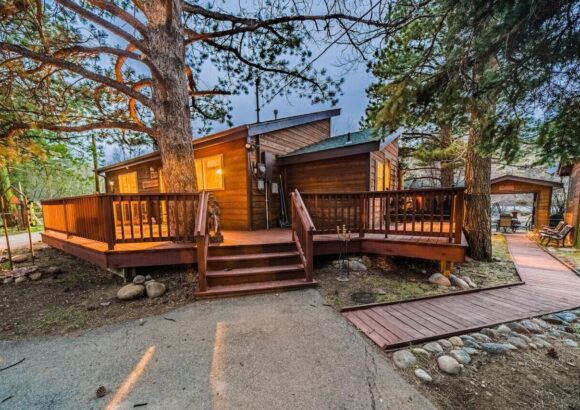 Riverfront Hot Tub! Fireplace, Walk to Town
