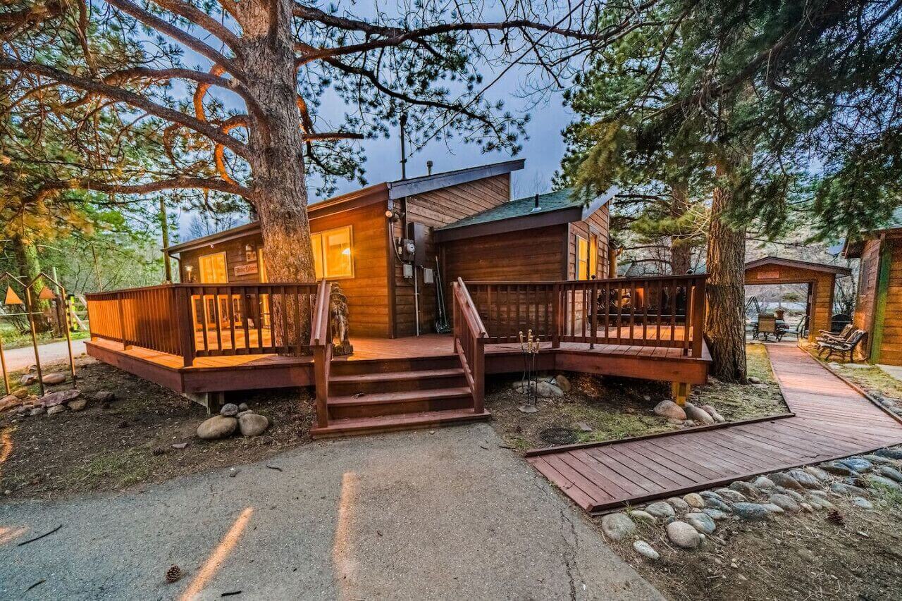 Riverfront Hot Tub! Fireplace, Walk to Town