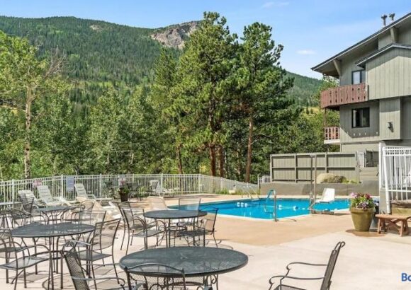 Rocky Mountain Riverside Escape; 1 Mile to Park