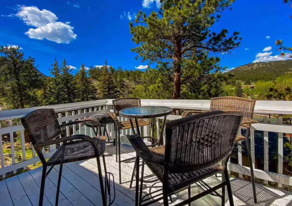 SALE! Cute cabin w / views, deck. Minutes to park