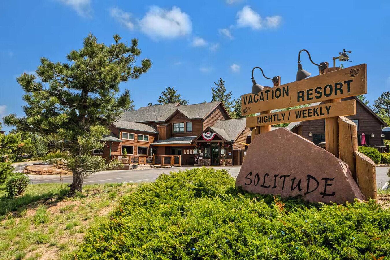 ADA King Room, AC, Fireplace, hot tub – Lodge 103