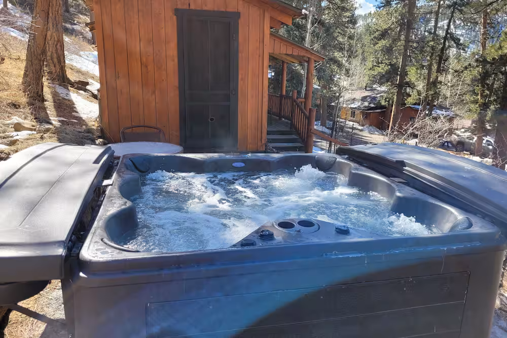 Cabin 6- Hot Tub, Full Kitchen, Grill, Roku TV!