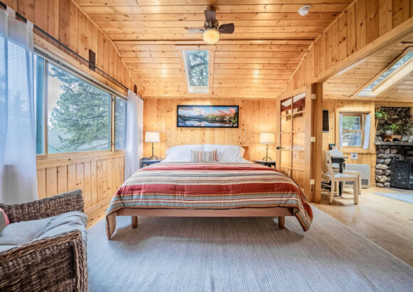 Charming 100 year old cabin w/ hot tub & fireplace