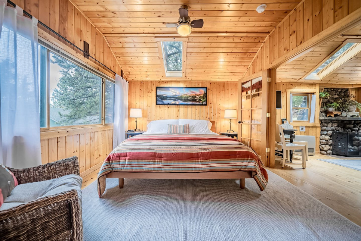 Charming 100 year old cabin w/ hot tub & fireplace