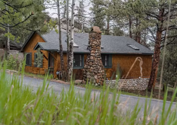 Charming 100 year old cabin w / hot tub fireplace