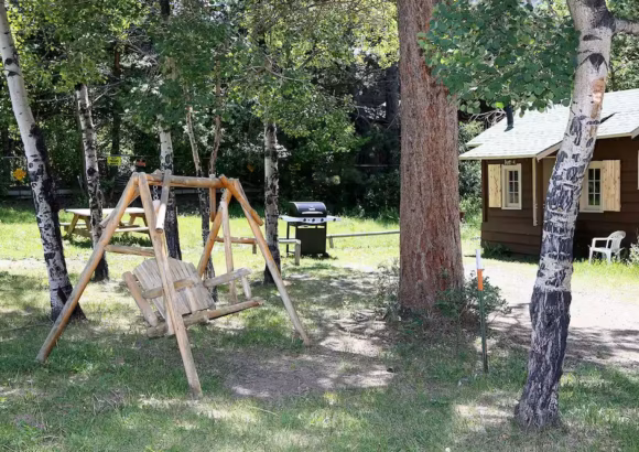 Cozy Budget Friendly Cabin for 2 people, kitchen, outdoor space with grill