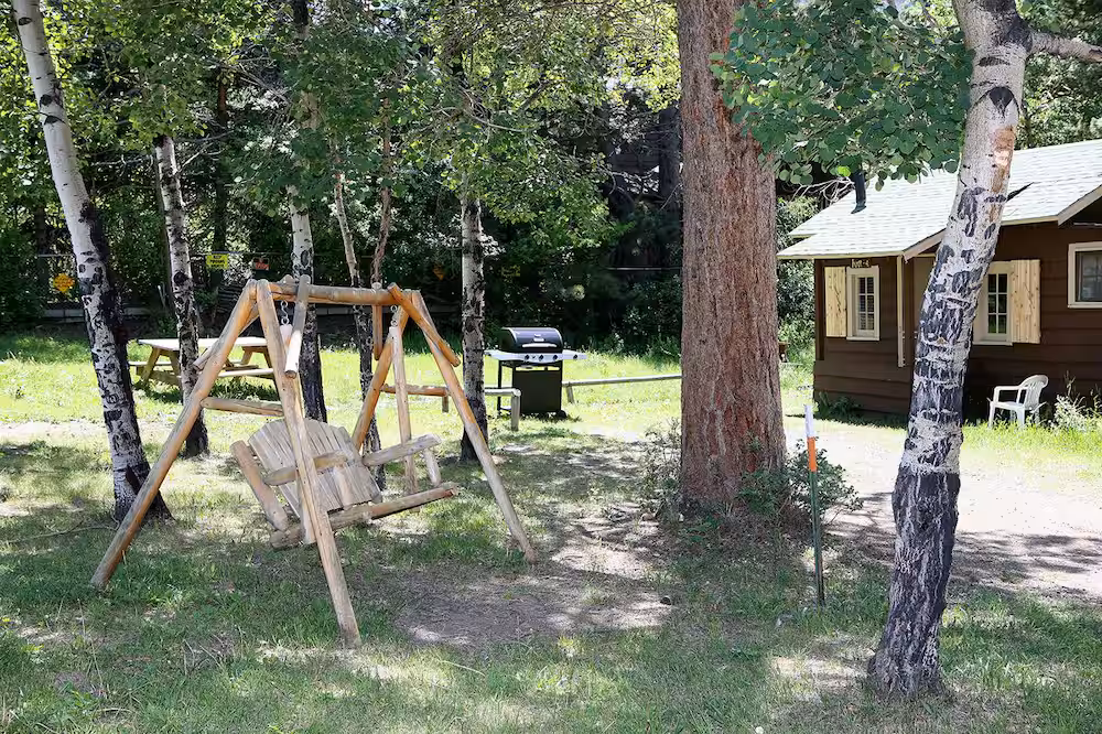 Cozy Budget Friendly Cabin for 2 people, kitchen, outdoor space with grill