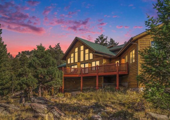 Cozy Estes Park Cabin w/ Stunning Mountain Views!