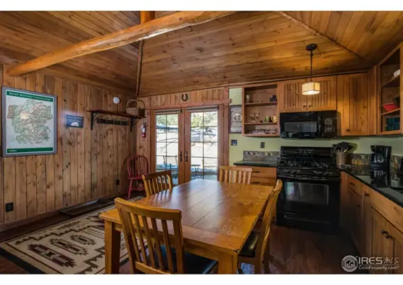 Experience a Charming Renovated 1921 Cabin. 5 minute walk to downtown, Lic 3119