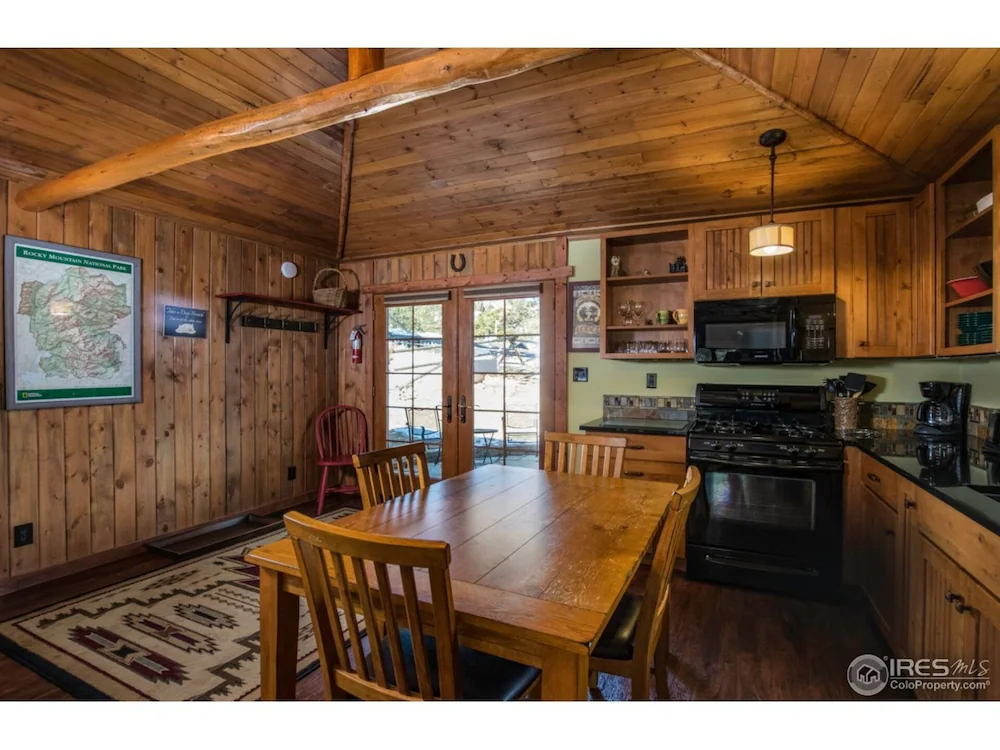 Experience a Charming Renovated 1921 Cabin. 5 minute walk to downtown, Lic 3119