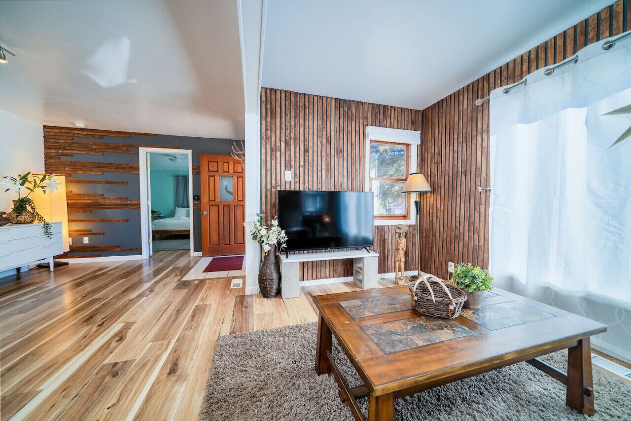 Fenced Dog Yard! K Bed, Wood Stove, Walk to Lake