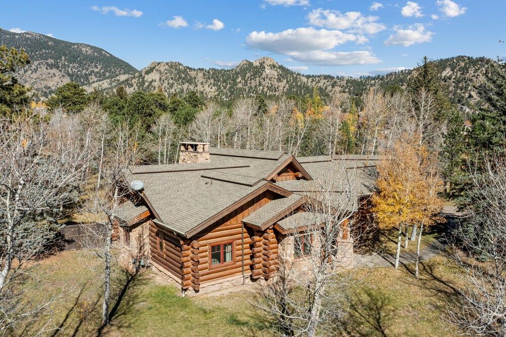 Forest Glen on the River – 3 bedroom log home with hot tub