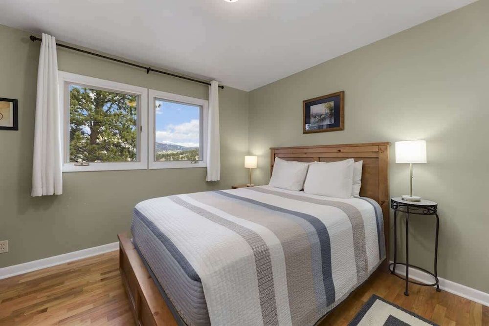 Lake Estes Overlook: A Lakefront Mountain Getaway