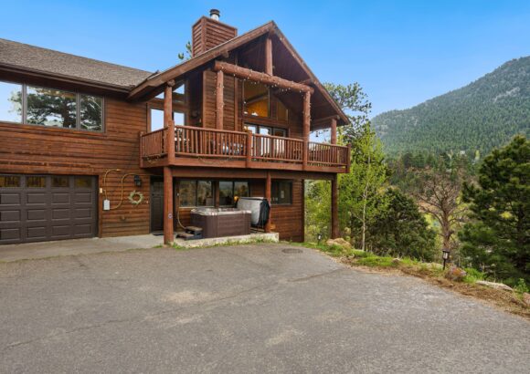 Luxury Cabin 4bdr Mtn and River Views. Private Hot tub, 2 blocks to downtown