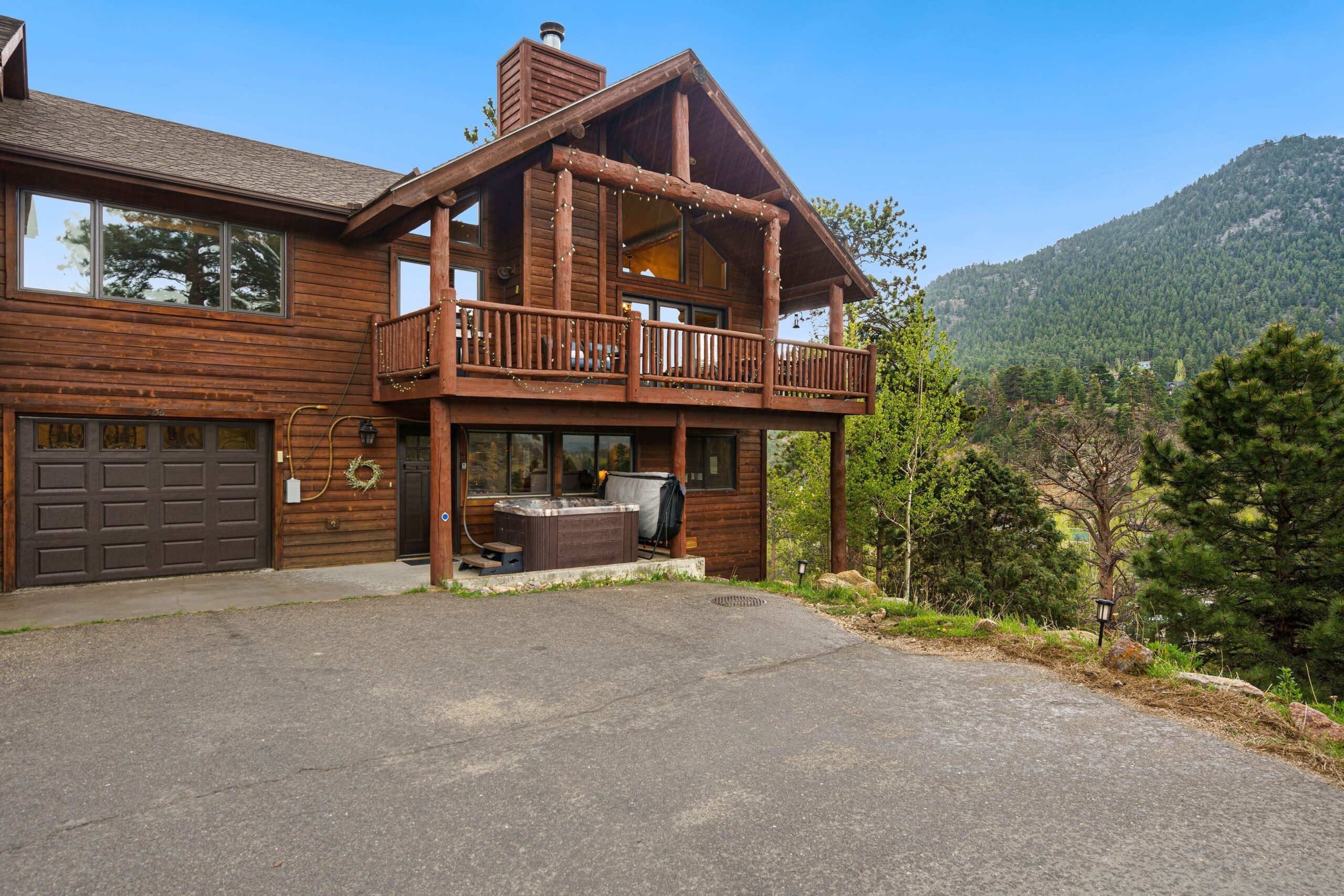 Luxury Cabin 4bdr Mtn and River Views. Private Hot tub, 2 blocks to downtown