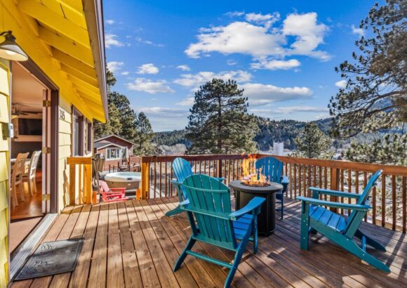New hot tub! Downtown cabin w/ king bed, views
