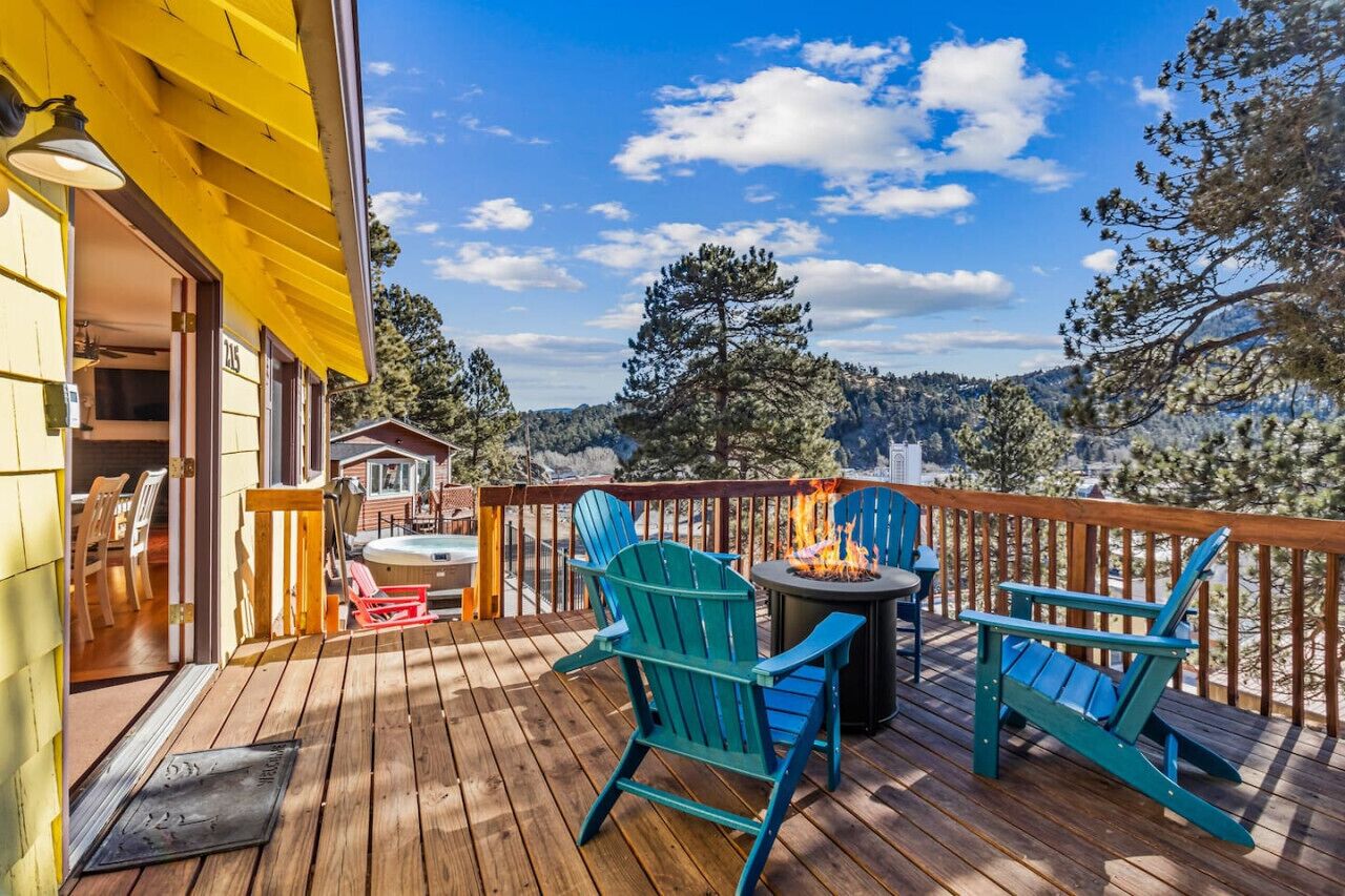 New hot tub! Downtown cabin w/ king bed, views