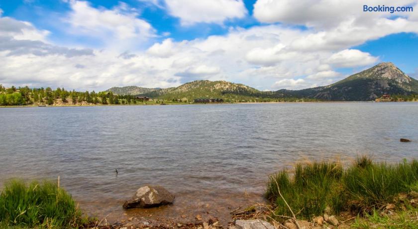 Relaxing condo in Estes Park w/ a full kitchen, gas fireplace, & furnished deck